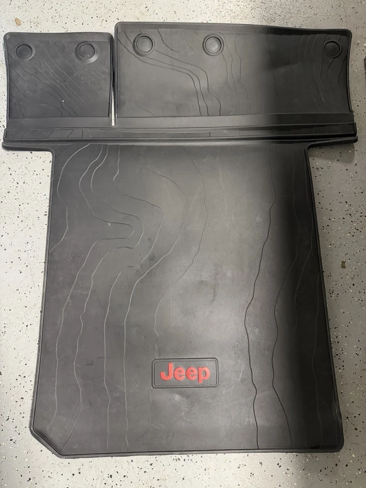 Bandeja de carga moldeada Mopar Jeep Wrangler 82215185AC 2018-2019 Foto 1 de 4