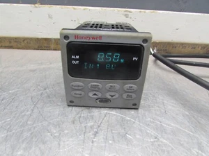 HONEYWELL DC2500-CE-3A00-210-00000-E0-0, UDC2500 CONTROLLER, TAKEOUT! MAKE OFFER - Picture 1 of 9