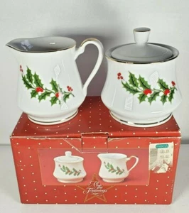 Nuevo Macys All The Trimmings Azúcar y Crema Set J528 Acebo Navidad Porcelana - Imagen 1 de 7