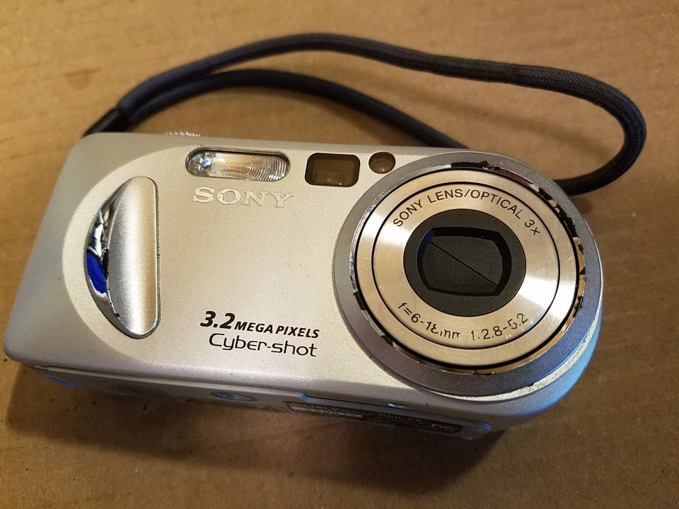 Sony Cyber-Shot DSC-P8 3.2MP Digital Camera NP-FC11 Bat Memory Stick Pro #590817 - Image 1 of 1