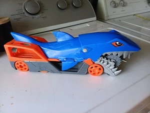 ¡Tiburón Hot Wheels! Estuche de transporte Chomper/Transporter/Mattel 2020 excelente estado - Imagen 1 de 10