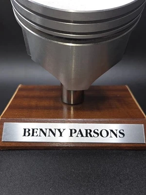 Pistón autografiado Benny Parsons NASCAR (HOF) numerado con soporte. Foto 1 de 4