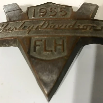 Оригинальная 1955 FLH Harley Davidson V-образная эмблема модель Big Twin - Изображение 1 из 4