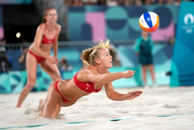 Sara Hughes Jugadora de Voleibol Playa Estados Unidos 2024 Fans de los Juegos Olímpicos de París - PÓSTER 20"x30" Foto 1 de 3