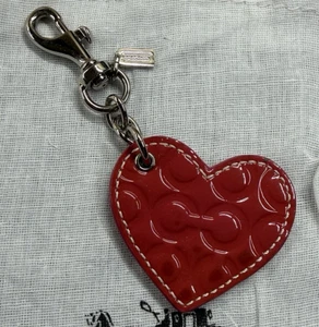 Charm borsa Coach vintage 2009 rosso/rosa pelle verniciata cuore - Foto 1 di 4