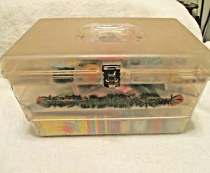 De colección~Caja de coser de plástico grande~2 bandejas~Nociones de costura incluidas~años 60 - Imagen 1 de 12