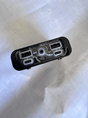 19-24 RAM 1500 TABLERO DE INSTRUMENTOS PUERTO USB INFERIOR CONECTOR AUXILIAR CONCENTRADOR MULTIMEDIA OEM Foto 1 de 4