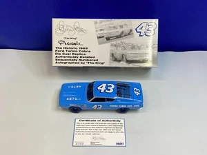 MOTORSPORTS AUTHENTICS 1/24 SCALE 1969 FORD TORINO COBRA SIGNED BY RICHARD PETTY - Picture 1 of 22