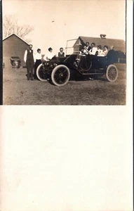 Familie vor altem Auto RPPC - Bild 1 von 2