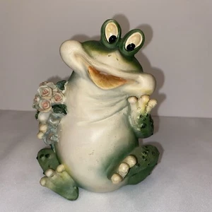 Vintage Resin Frog Holding Bouquet Of Pink Roses Coin Bank 5 1/2” - Picture 1 of 11