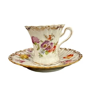 Antica tazza da tè e piattino Demitasse in porcellana scanalata di Dresda con bordo dorato - Foto 1 di 8