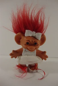 Vintage Uneeda Puppe Troll weiße Kleidung mit Schleife rote Haare 5,5" Figur - Bild 1 von 8