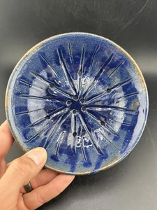 Kleine Catch All Schale / Allzweckschale mit Löchern / Werner signiert Keramik  - Bild 1 von 5