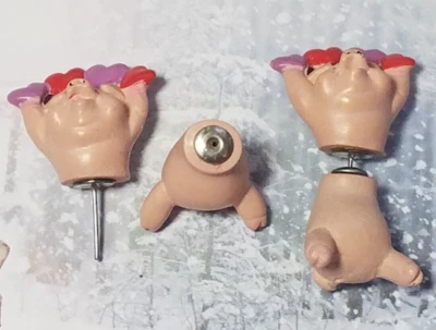 Vintage Plastic Pig Holding Hearts Post Earrings Valentines Day Costume Fashion - Изображение 1 из 4