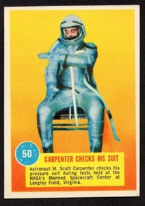 1963 Topps Astronauta Pictures #50 Carpintero revisa su traje 3D trasero súper bonito - Imagen 1 de 2