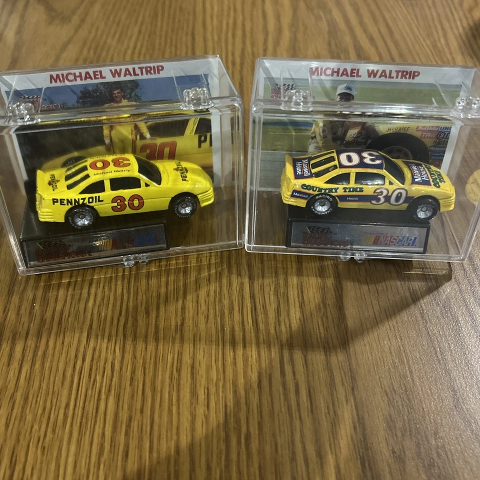 1990 Гоночные чемпионы Майкл Уолтрип #30 1/64 лот из 2 - с чехлом, базой и картой - Изображение 1 из 3
