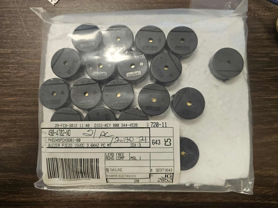 Bolsa de 21 zumbadores piezoeléctricos Murata, número de pieza PKM22SPC3601-B0. Foto 1 de 1