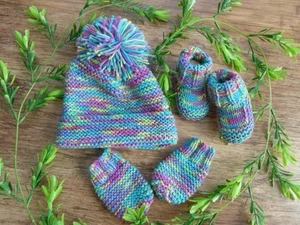 HAND KNITTED BABY BOOTIES, MITTENS & BEANIE SET - Picture 1 of 10