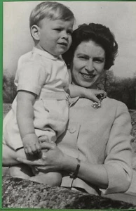 Foto postal vintage de la reina Isabel príncipe Andrés RPPC Reino Unido 1963 familia real  - Imagen 1 de 4