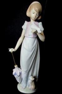 NUOVA PASSEGGIATA ESTIVA LLADRO #7611 RAGAZZA CON OMBRELLO COLOMBA UCCELLINO GATTO STATUINA ALTEZZA 9,5" - Foto 1 di 12
