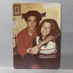 Foto encontrada vintage dormitorio universitario pareja feliz pecas cabeza roja retro años 70 - Imagen 1 de 2