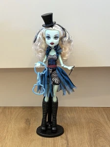 Monster High Freak Du Chic Frankie Stein Puppe mit Zaubertrick, Zauberstab & Ständer  - Bild 1 von 15