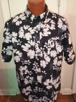 Chaps Easy Care Men's XL Black & White Floral Short Sleeve Button Down. - Image 1 of 3