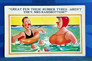 Freche Comic Postkarte 1955 große Brüste badende Schönheit GROSSER SPASS DIESE GUMMIREIFEN - Bild 1 von 2