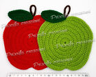 Coppia di presine all'uncinetto a forma di mela rossa e verde