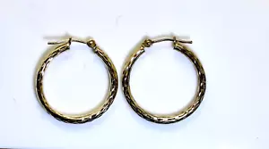 Hermosos aretes tipo argolla unisex de oro amarillo de 10 quilates con corte de diamante de 0,8" - Imagen 1 de 2