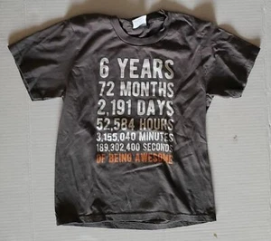 6 Jahre...Of Being Awesome Kinder Jungen Mädchen Gr. XS T-Shirt Grafik - Bild 1 von 2