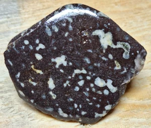 Schöner handpolierter Amygdaloidbasalt mit Calcit und anderen Mineralien - Bild 1 von 6