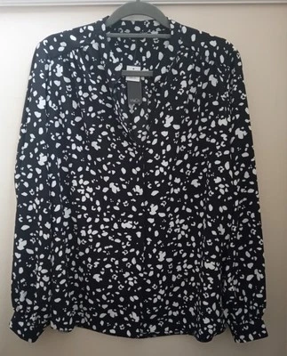 Ladies Blouse Black/White Long Sleeve Uk 16 M&Co V Neck Button Up Front NEW - Image 1 of 4