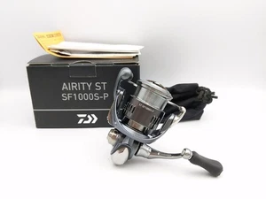 DAIWA 23 Airity ST SF 1000S-P Sensitive Tune - Nagelneue Spinnrolle - Bild 1 von 10
