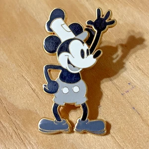 2006 Disney Parks Steamboat Willie Mickey Mouse Black and White Disneyland Pin - Picture 1 of 3