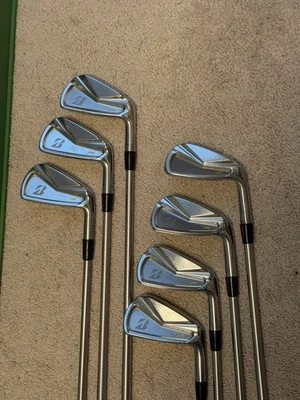 Juego de plancha Bridgestone J40 CB 4-pw, KBS C-taper 130x, PURED, Lamkin Cross Std. Derecha. Foto 1 de 4