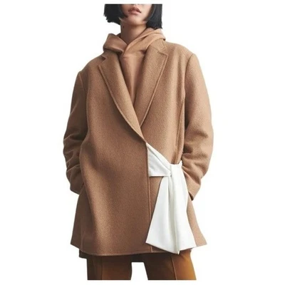 Abrigo de coche envolvente de mezcla de lana camel THAKOON con detalle de faja de lazo blanco, talla M Foto 1 de 4