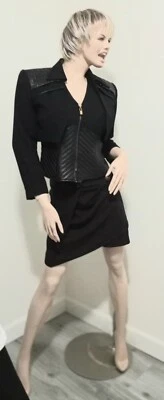 ALBERTO MAKALI MUJER BLAZER CROPPED NEGRO LANA CUERO CON CAMISETA SIN MANGAS A JUEGO (2) SM Foto 1 de 4