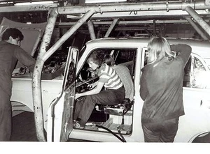 1986 Vintage Foto Frauen & Männer Arbeiter am Fließband in der Moskauer Autofabrik - Bild 1 von 2