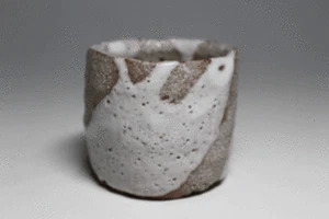 Cerámica japonesa guinomi guinomi blanco esmaltado con caja firmada por Kenji Takenaka - Imagen 1 de 8