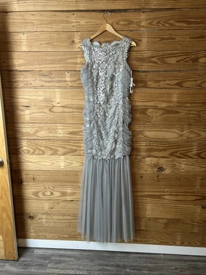 Special occasion dress homecoming/wedding women’s 12 gray tool with silver seque - Image 1 of 4