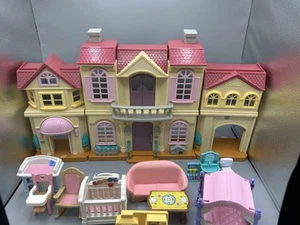 Vintage klappbares Puppenhaus mit Fisher Price liebevoller Familie - Keenway Möbel Konvolut - Bild 1 von 23
