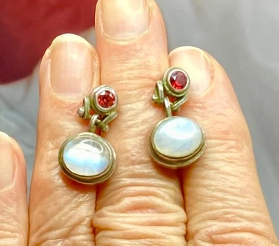 Pendientes colgantes artesanales boho de plata esterlina con piedra lunar y granate 925 Foto 1 de 4