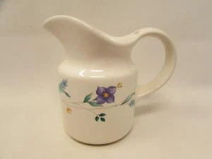 April by Pfaltzgraff Milchkännchen Steingut, Floral Pink, Lila, Aqua b217 - Bild 1 von 2