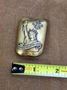 Rafforza il Braccio Statua della Libertà Vintage Metallo Boy Scout Fazzoletto da Collo Scivolo BSA - Foto 1 di 7