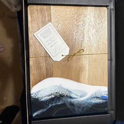 Tábua de queijo Lynn & Liana feita à mão 8"x11" pequena acácia design mármore promocional - Imagem 1 de 4