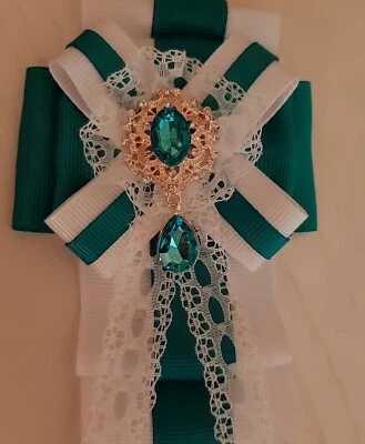 Brosche Anstecknadel Brooch aus Ripsband mit Strass verziert, Weiß/Türkis  - Bild 1 von 3