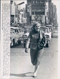 1960 Press Photo British Vegetarian Barbara Moore Walks Through Times Square - Picture 1 of 2