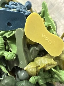 Vintage Plastic Army Men Lot Soldiers Infantry + 100 Men  - Matchbox Jeep - Picture 1 of 4