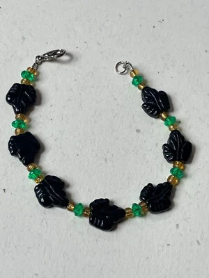 Brazalete de cuentas de plástico pequeño amarillo y verde tallado en piedra o vidrio hoja negra y verde - Foto 1 de 4